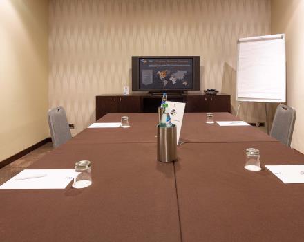 Organize your meeting in Milan with Hotel Goldenmile Milan, 4 stars in Trezzano on the Naviglio.